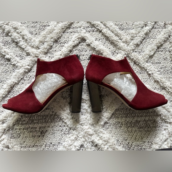 Michael Kors Suede Open-Toe Metallic Heel - Picture 5 of 8